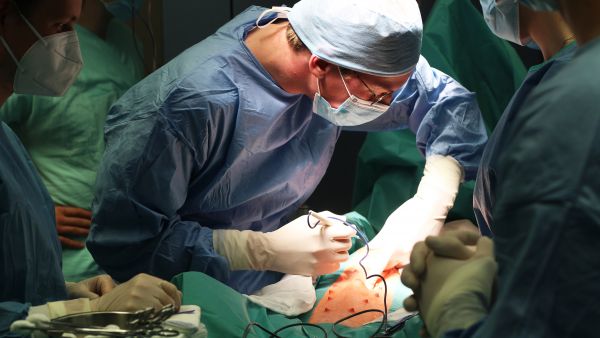 Experimentální škola mediky ujistí, zda chirurgii vykonávat
