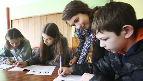 Na Kajetánce se děti z Ukrajiny učí česky, chybí dobrovolníci