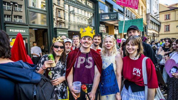 Studenti, jaro, láska a královská koruna v srdci Prahy