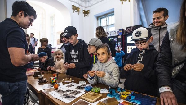 Noc vědců poprvé ve Varech a věda naživo na fakultách UK