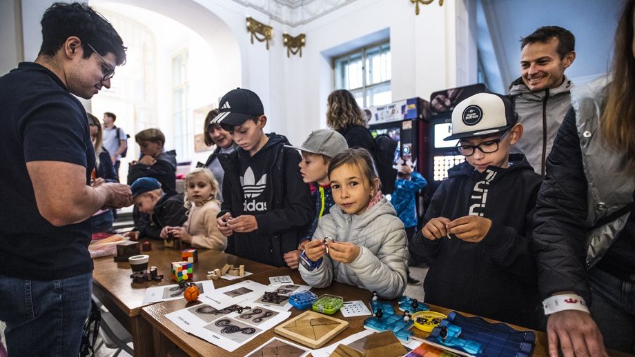 Noc vědců poprvé ve Varech a věda naživo na fakultách UK