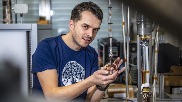 Michal Vali&scaron;ka zkoum&aacute;, jak se materi&aacute;l stane supravodičem