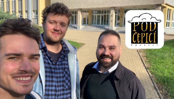 Podcast Pod čepicí ukazuje Karlovku i středoškolákům