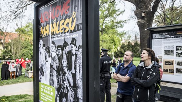 Natruc komunistům. Historii majálesů připomíná výstava