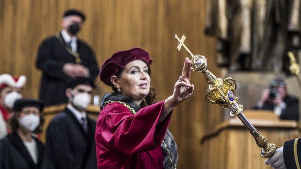 Rektorka Milena Králíčková převzala žezlo, řetěz i mandát