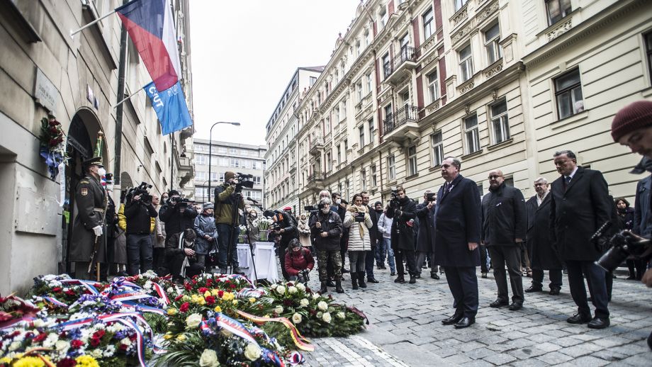 Obrazem: Studenti a představitelé UK si připomněli listopady